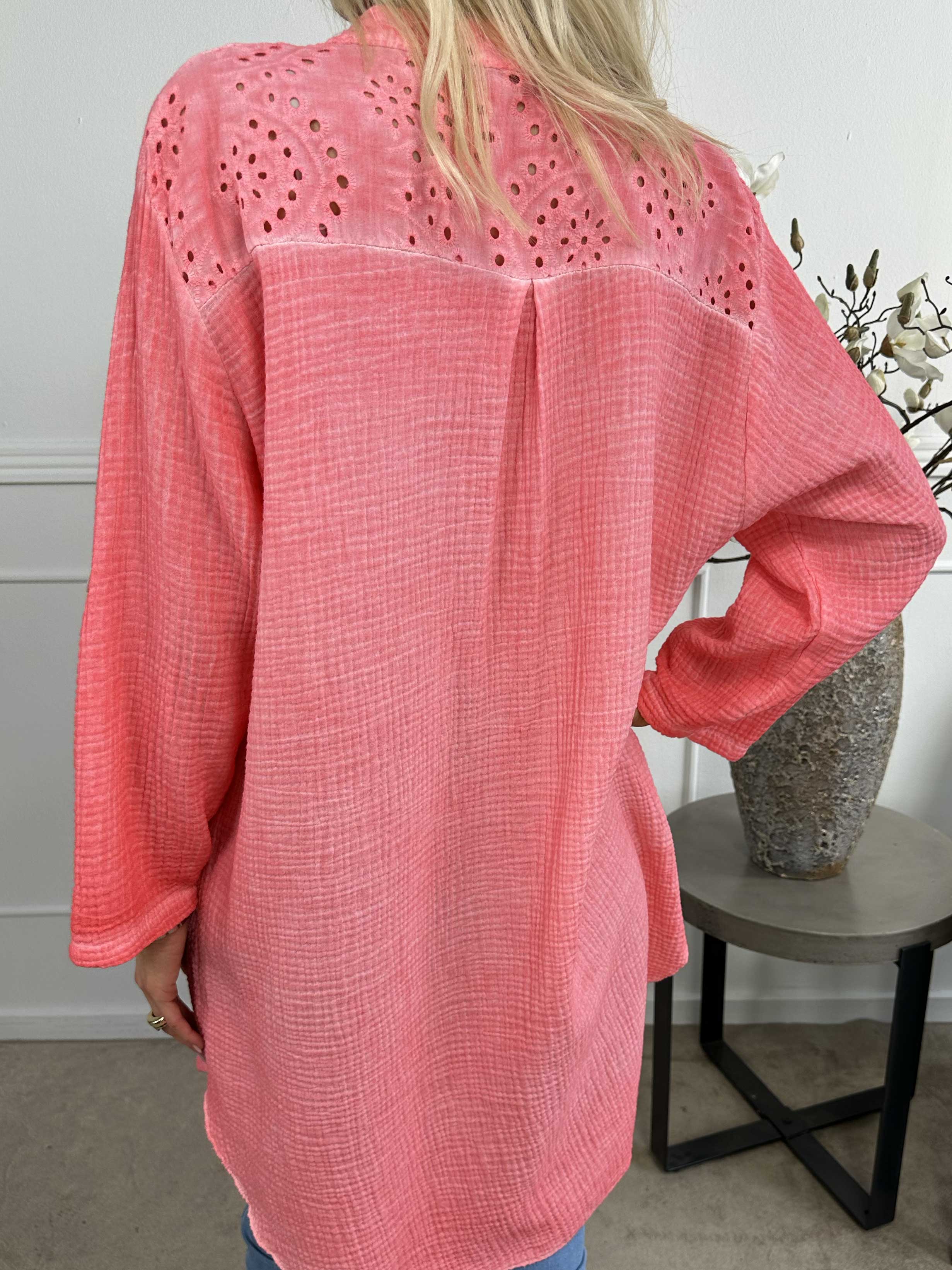 Inez - Lang blød skjorte i bæk og bølge stof